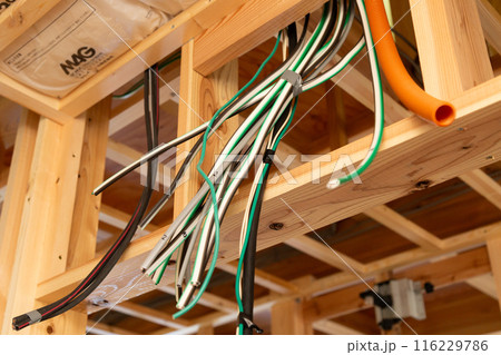 新築住宅の建築現場の電気配線ケーブル 116229786