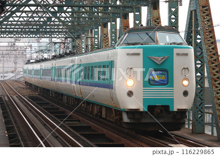 大阪環状線内を通過する特急スーパーくろしお号（381系電車：京都⇔新宮） 116229865