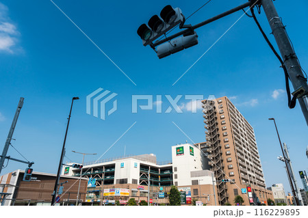 京王線国領駅　ココスクエア　駅前を見渡す　夏晴れの青空　東京都調布市 116229895