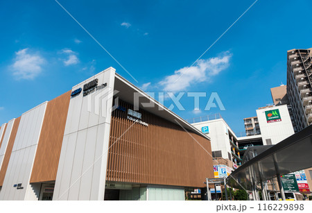 京王線国領駅　駅前を散歩する　夏晴れの青空　東京都調布市 116229898