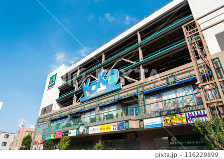 京王線国領駅 ココスクエアを見上げる 夏晴れの青空 東京都調布市 京王線国領駅 ココスクエアを見上げる 夏晴れの青空 東京都調布市 116229899