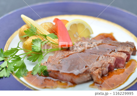 ステーキディナー：ジューシーな味わいとカラフルな野菜添え 116229995