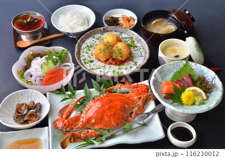 海の恵み溢れる豪華なディナーテーブル 116230012