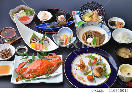 海の恵み溢れる豪華なディナーテーブル 116230013