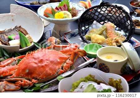 海の恵み溢れる豪華なディナーテーブル 116230017