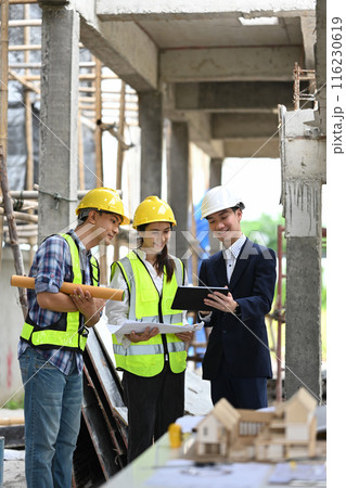 Team of structural engineers and businessman...の写真素材 [116230619] - PIXTA