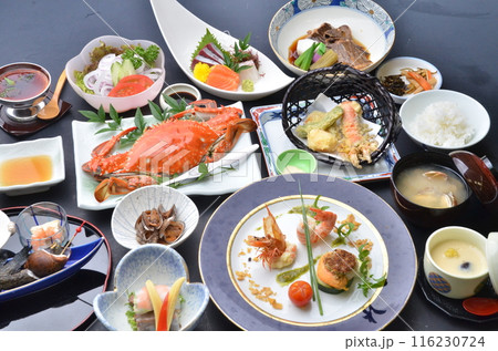 新鮮な海の幸と伝統的な日本料理のフルコース 116230724