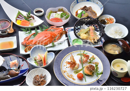 新鮮な海の幸と伝統的な日本料理のフルコース 116230727
