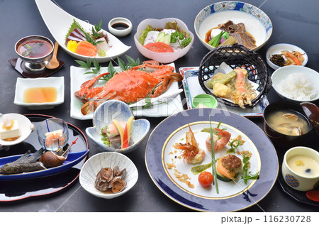 新鮮な海の幸と伝統的な日本料理のフルコース 116230728