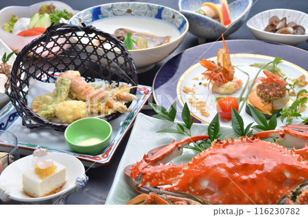 新鮮な海の幸と伝統的な日本料理のフルコース 116230782