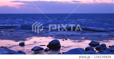 北海道温根別オホーツク氷海夕景反映　　　　　　　　　 116230826