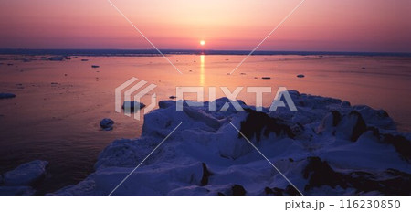 北海道尾岱沼氷海に登る朝日　　　　　　　　　 116230850