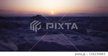 北海道温根別オホーツク氷野落日　　　　　　　　　 116230863