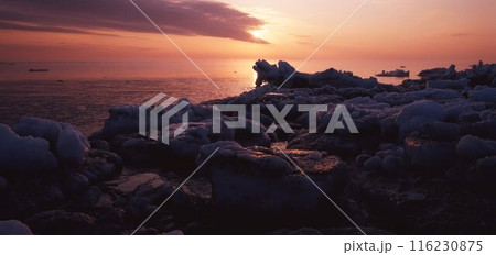 北海道尾岱沼　冬の陽が昇る　　 116230875