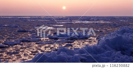 北海道西宇登路オホーツク氷海落日 北海道西宇登路オホーツク氷海落日 116230882