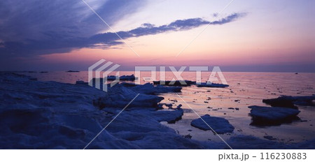 北海道温根別オホーツク氷海夕景　　　　 116230883
