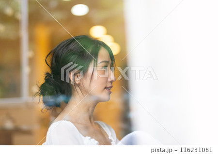 美容院で髪をセットする女性 116231081