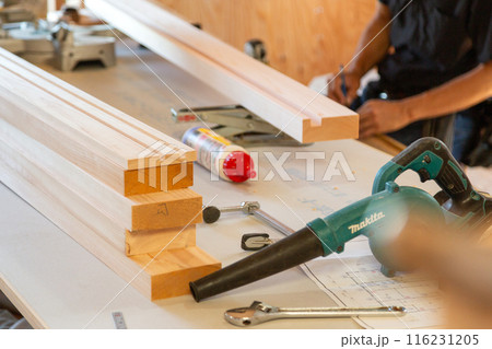 新築住宅の建築現場で働く大工さん 116231205