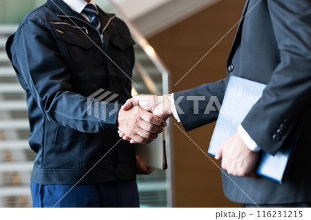 握手するビジネスマン 116231215