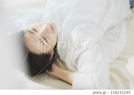 仰向けの女性 仰向けの女性 116231295