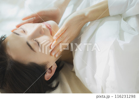 仰向けの女性  116231298
