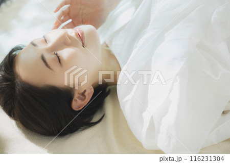 仰向けの女性  116231304