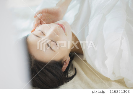 仰向けの女性  116231308