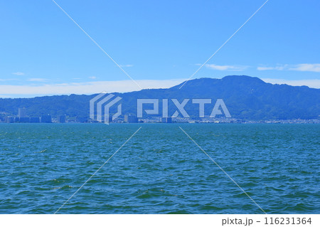 琵琶湖東岸から見る、琵琶湖と比叡山の夏の風景 琵琶湖東岸から見る、琵琶湖と比叡山の夏の風景 116231364