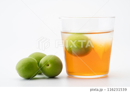 琥珀色の熟成梅酒と梅の実 琥珀色の熟成梅酒と梅の実 116231539
