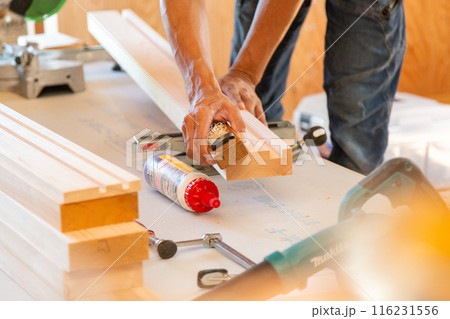 新築住宅の建築現場で働く大工さん（カンナがけ） 116231556