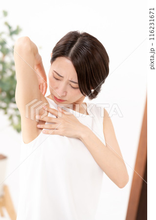 ビューティー　脱毛　脇の下　悩む 116231671