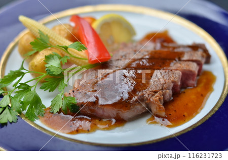 ステーキディナー：ジューシーな味わいとカラフルな野菜添え 116231723