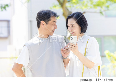 一緒にスマホを見るミドル夫婦 一緒にスマホを見るミドル夫婦 116231766