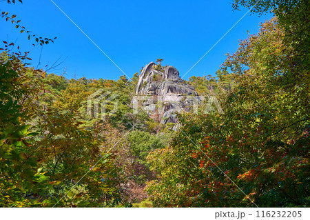 秋の山梨県甲府市の昇仙峡の奇岩(大佛岩) 116232205