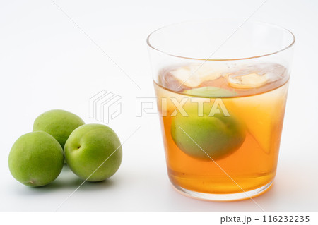 琥珀色の熟成梅酒と梅の実 琥珀色の熟成梅酒と梅の実 116232235
