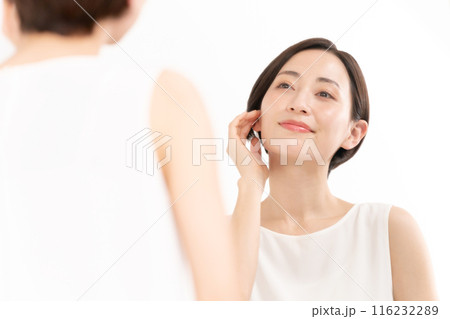 鏡を見る女性　ビューティー　潤い 116232289