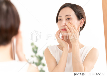 鏡を見る女性　ビューティー　潤い 116232292