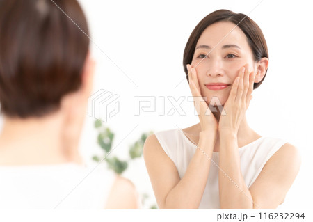 鏡を見る女性 ビューティー 潤い 鏡を見る女性 ビューティー 潤い 116232294