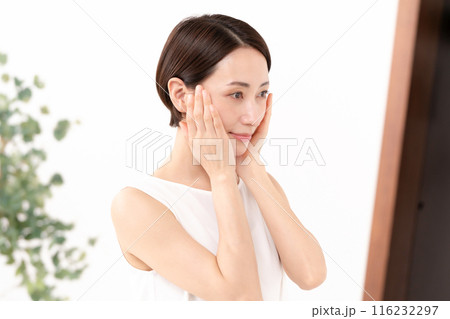 鏡を見る女性　ビューティー　潤い 116232297