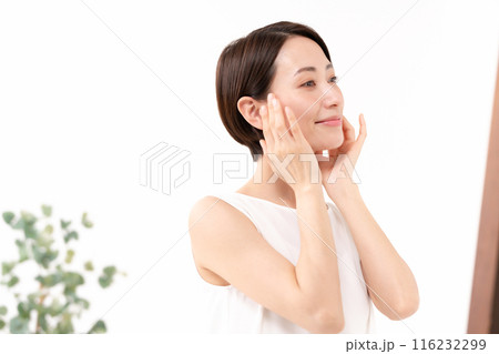 鏡を見る女性　ビューティー　潤い 116232299