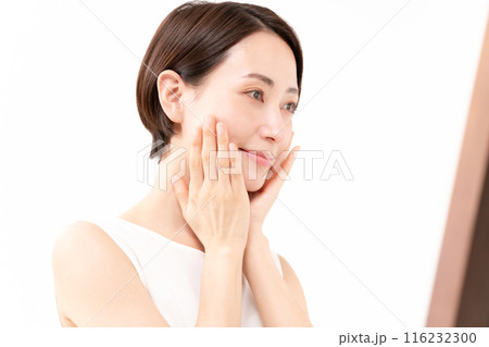 鏡を見る女性　ビューティー　潤い 116232300
