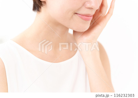 鏡を見る女性 ビューティー 潤い 鏡を見る女性 ビューティー 潤い 116232303