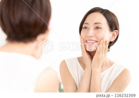 鏡を見る女性　ビューティー　潤い 116232309