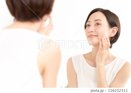 鏡を見る女性　ビューティー　潤い 116232311