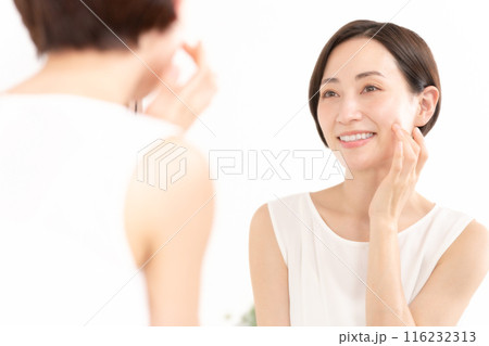 鏡を見る女性 ビューティー 潤い 鏡を見る女性 ビューティー 潤い 116232313