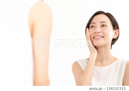 鏡を見る女性　ビューティー　潤い 116232315