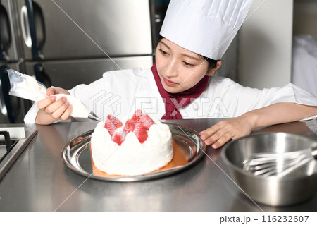 ホールケーキを製造するパティシエの女性 116232607