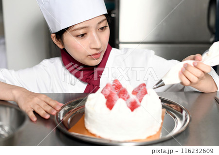 ホールケーキを製造するパティシエの女性 116232609