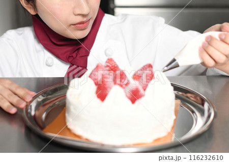 ホールケーキを製造するパティシエの女性 116232610