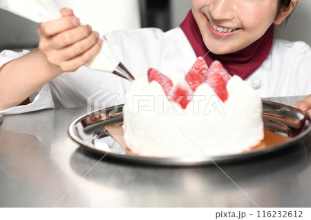 ホールケーキを製造するパティシエの女性 116232612
